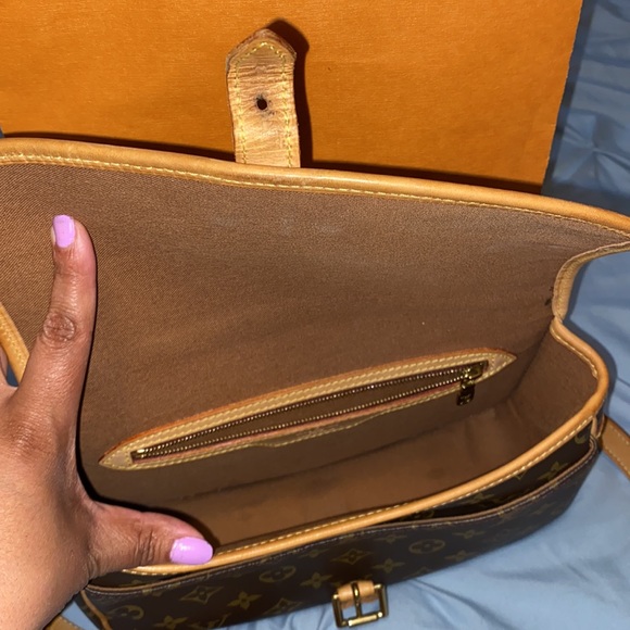 🔥Authentic 🔥Louis Vuitton Solange crossbody - Picture 3 of 11